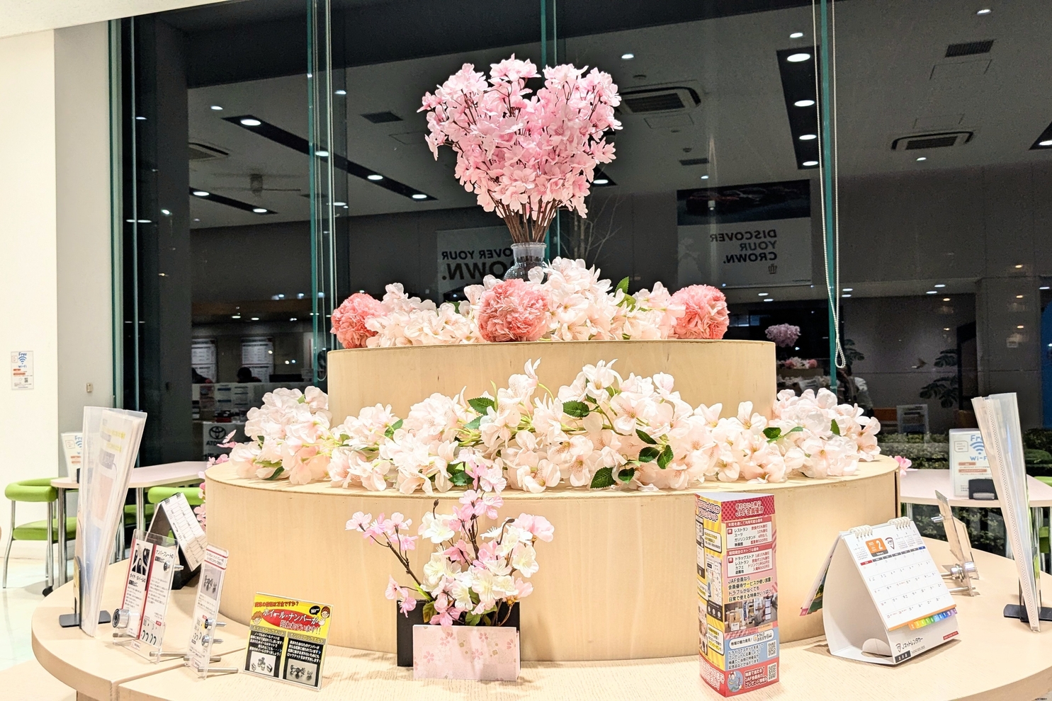 中央丸テーブル桜の装飾１：春装飾　中央丸テーブル桜の装飾１