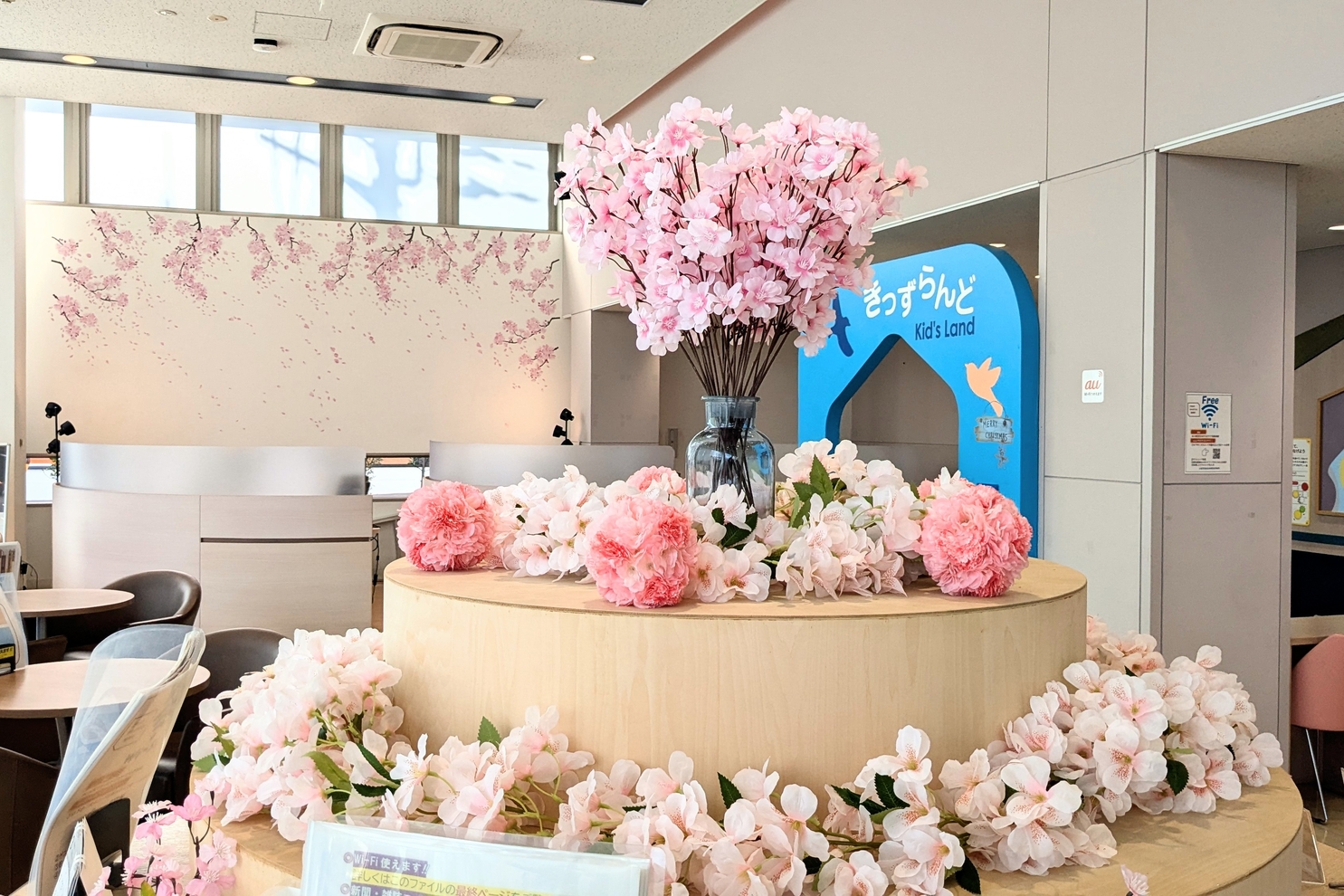 中央丸テーブル桜の装飾２：春装飾　中央丸テーブル桜の装飾２