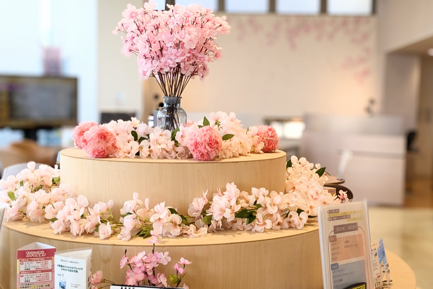 中央丸テーブル桜の装飾３：春装飾　中央丸テーブル桜の装飾２