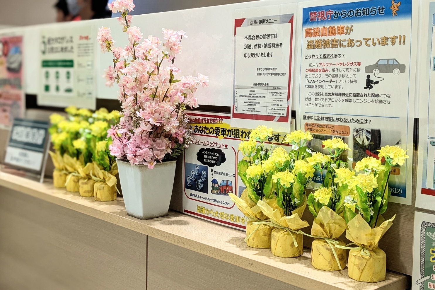 受付カウンター桜と菜の花装飾：春装飾　受付カウンター装飾