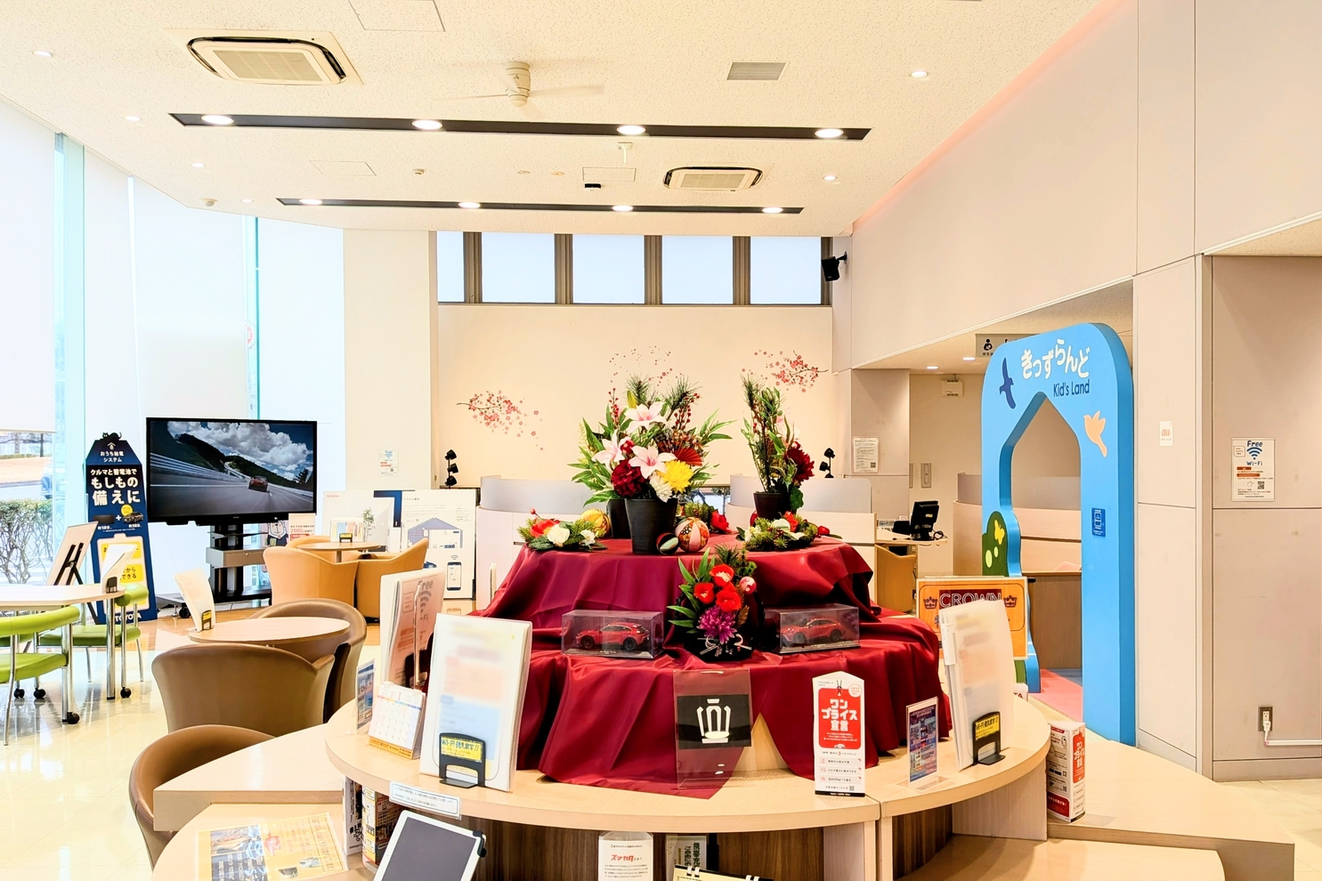 1月店舗装飾中央丸テーブル正面：1月装飾１