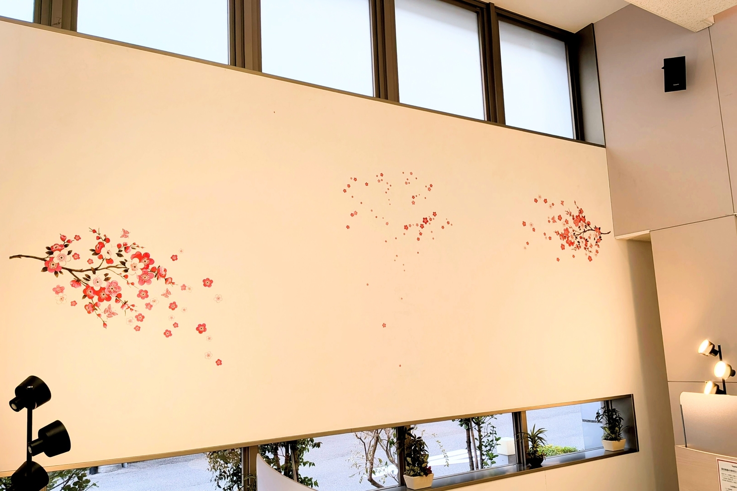 1月店舗装飾最奥白壁梅花：1月装飾３