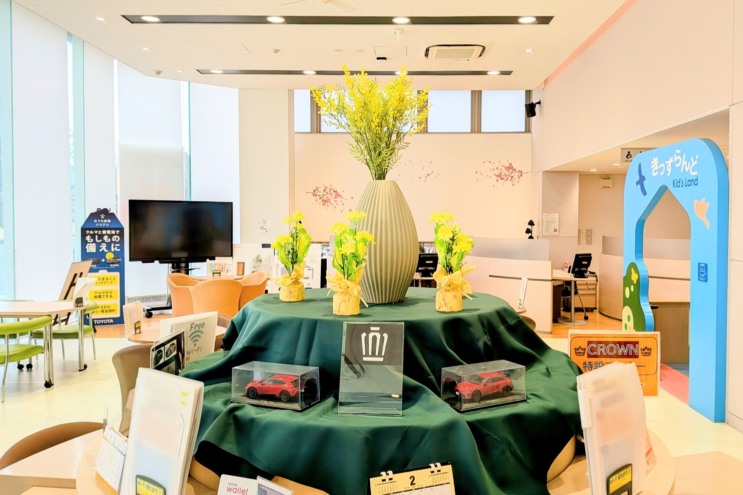 ショールーム中央丸テーブルミモザと菜の花