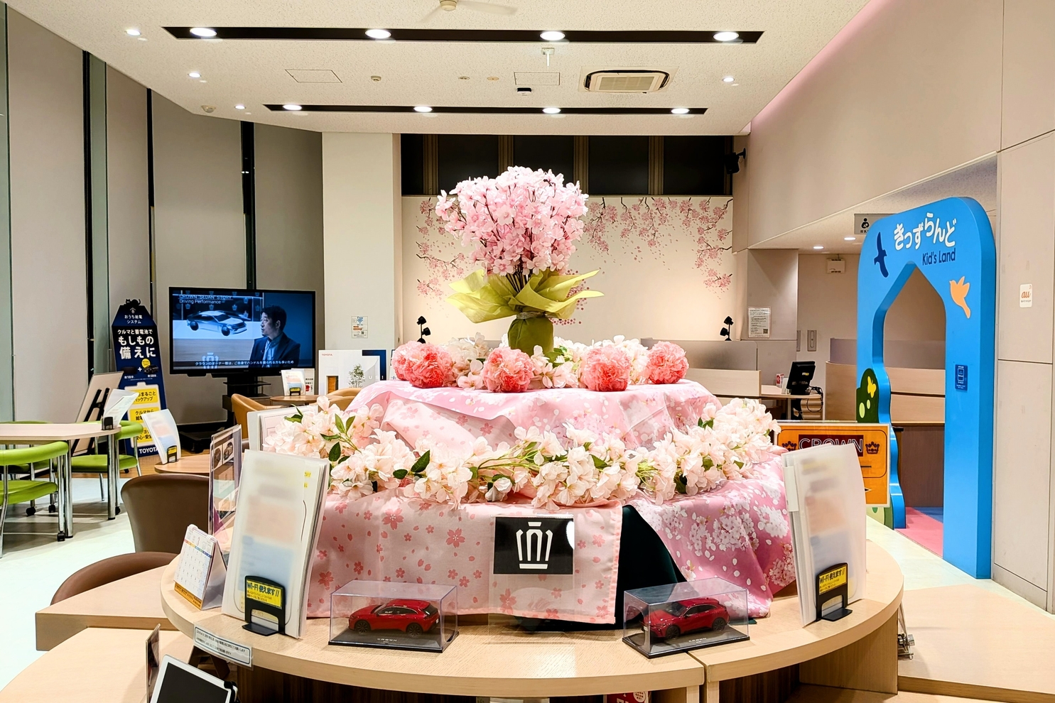 3月装飾ショールーム中央丸テーブル８：3月装飾15