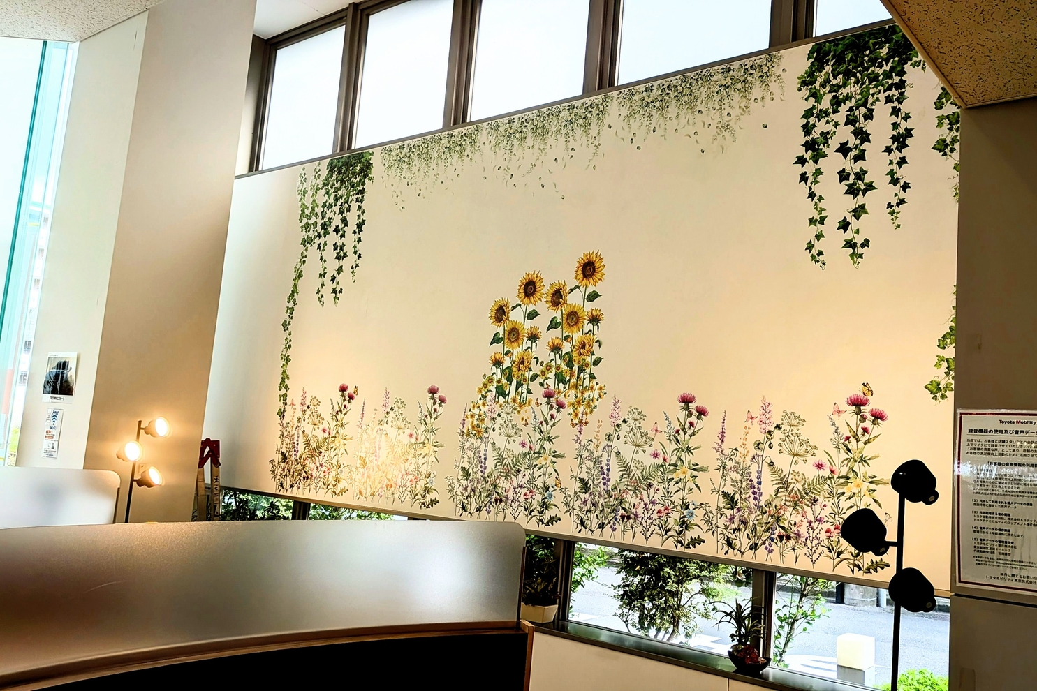 店舗奥白壁ひまわり装飾４：夏装飾12