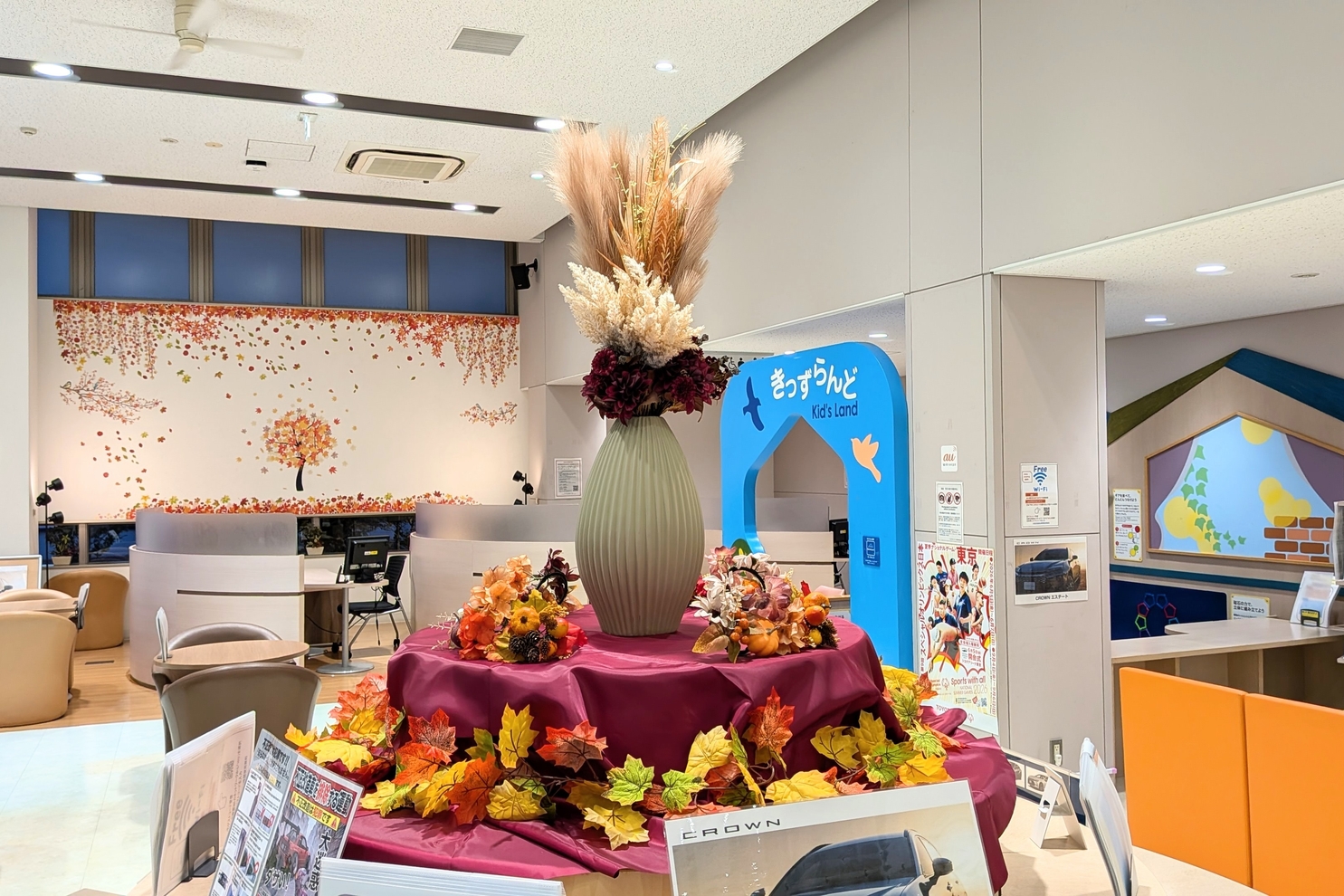 秋装飾中央丸テーブル入り口側から：秋装飾１