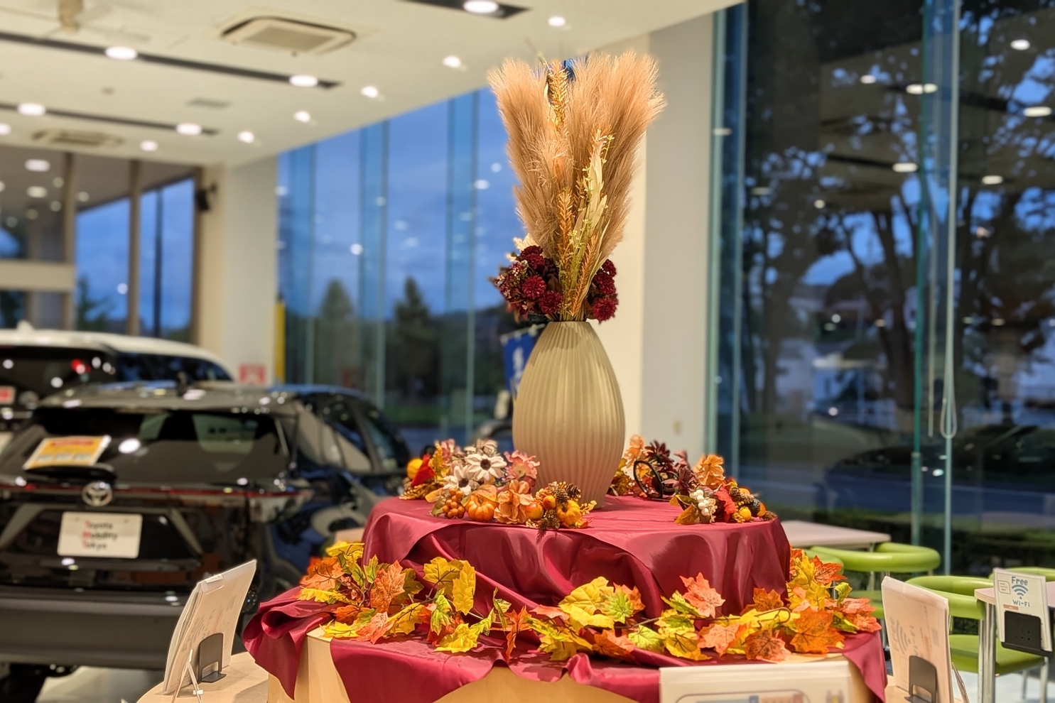 秋装飾中央丸テーブル店舗奥側から：秋装飾２