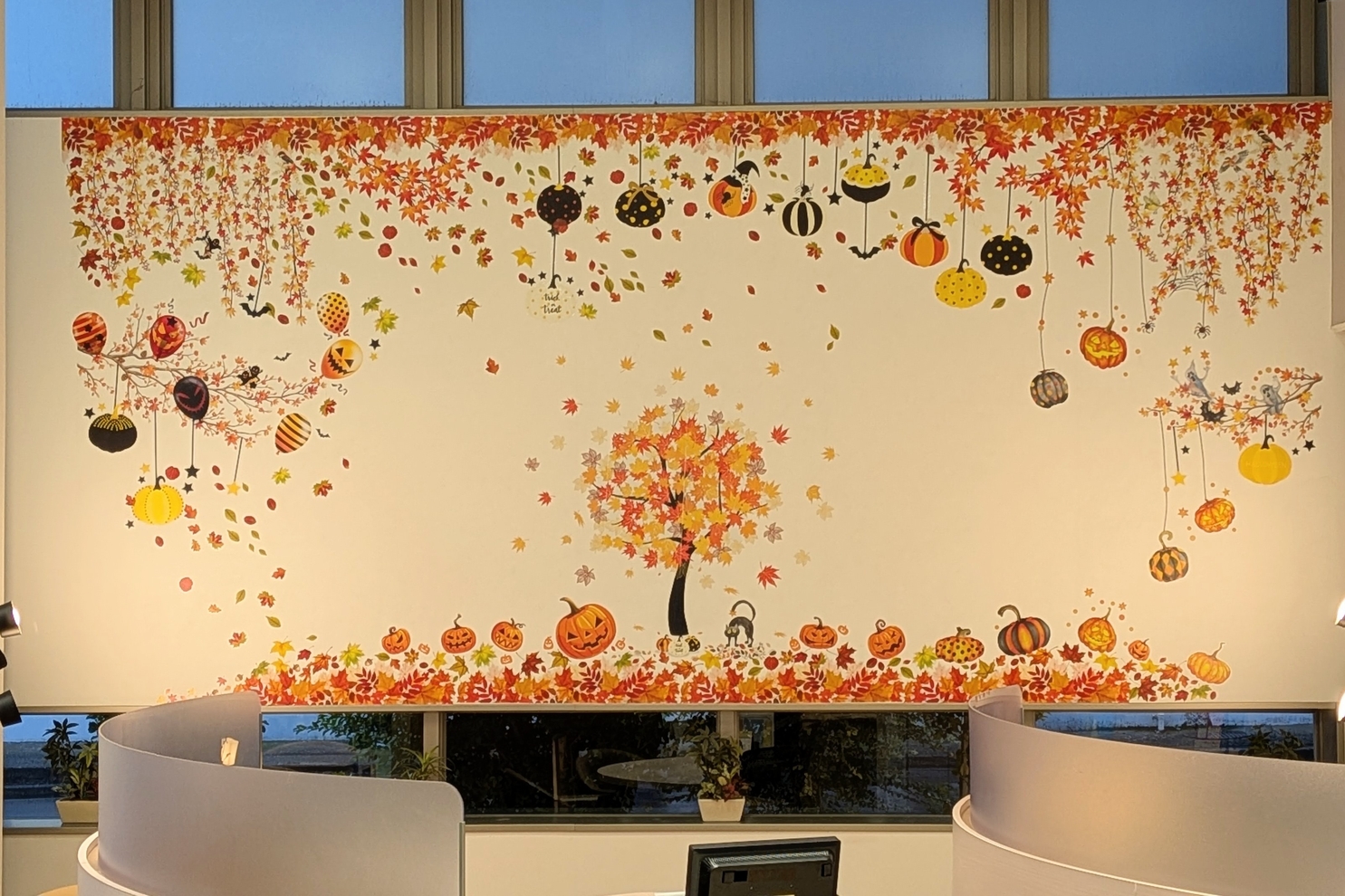 商談ブース奥白壁ハロウィン仕様１：秋装飾ハロウィン１