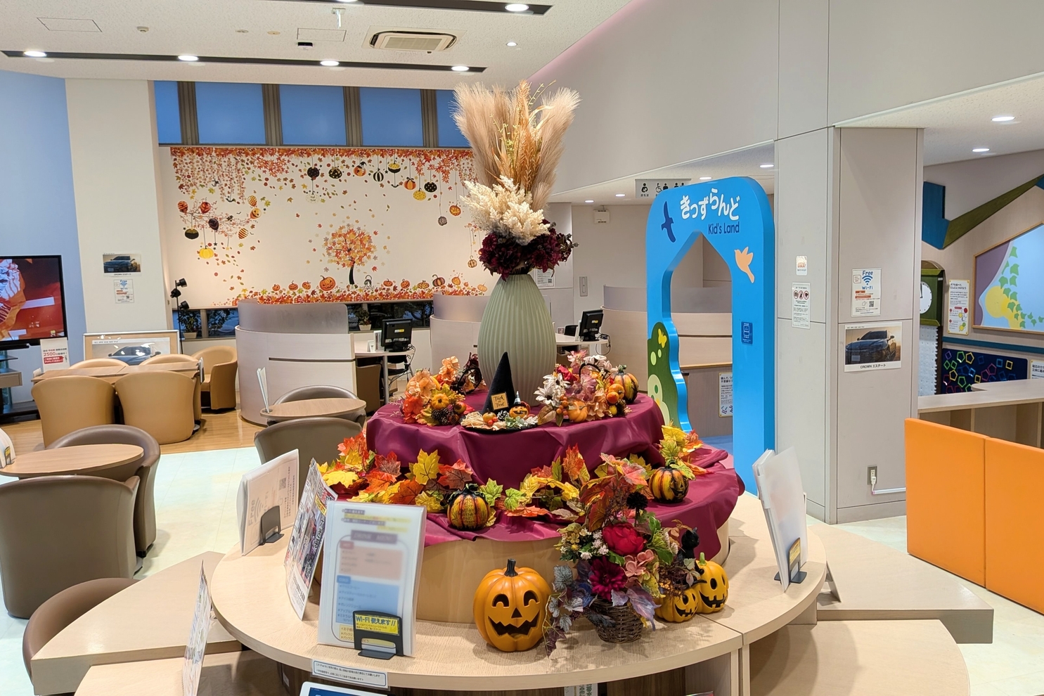 中央丸テーブル入り口側からハロウィン仕様：秋装飾ハロウィン仕様２
