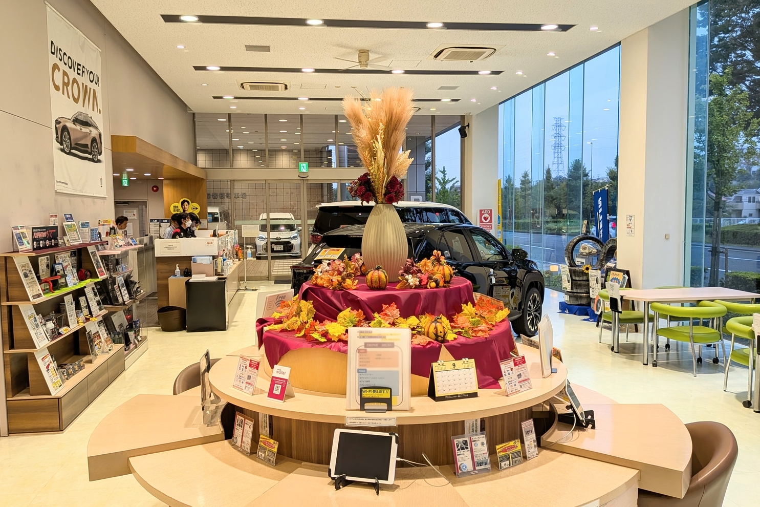 中央丸テーブル店舗奥から秋装飾：ハロウィン３
