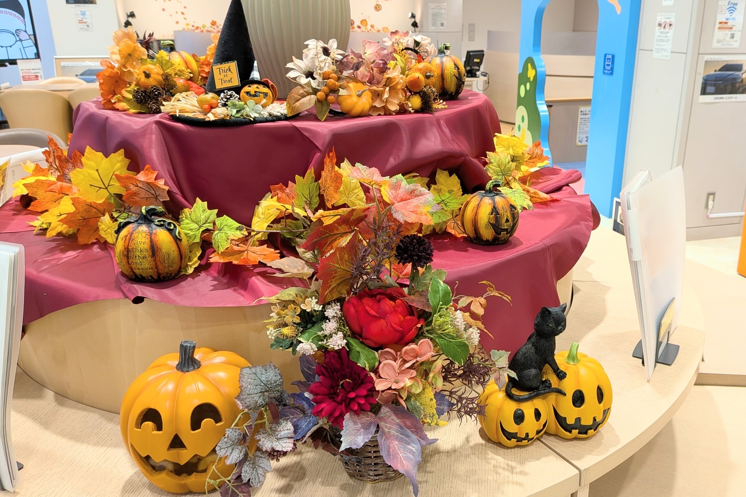 中央丸テーブル入り口側からハロウィン仕様２：秋装飾ハロウィン４