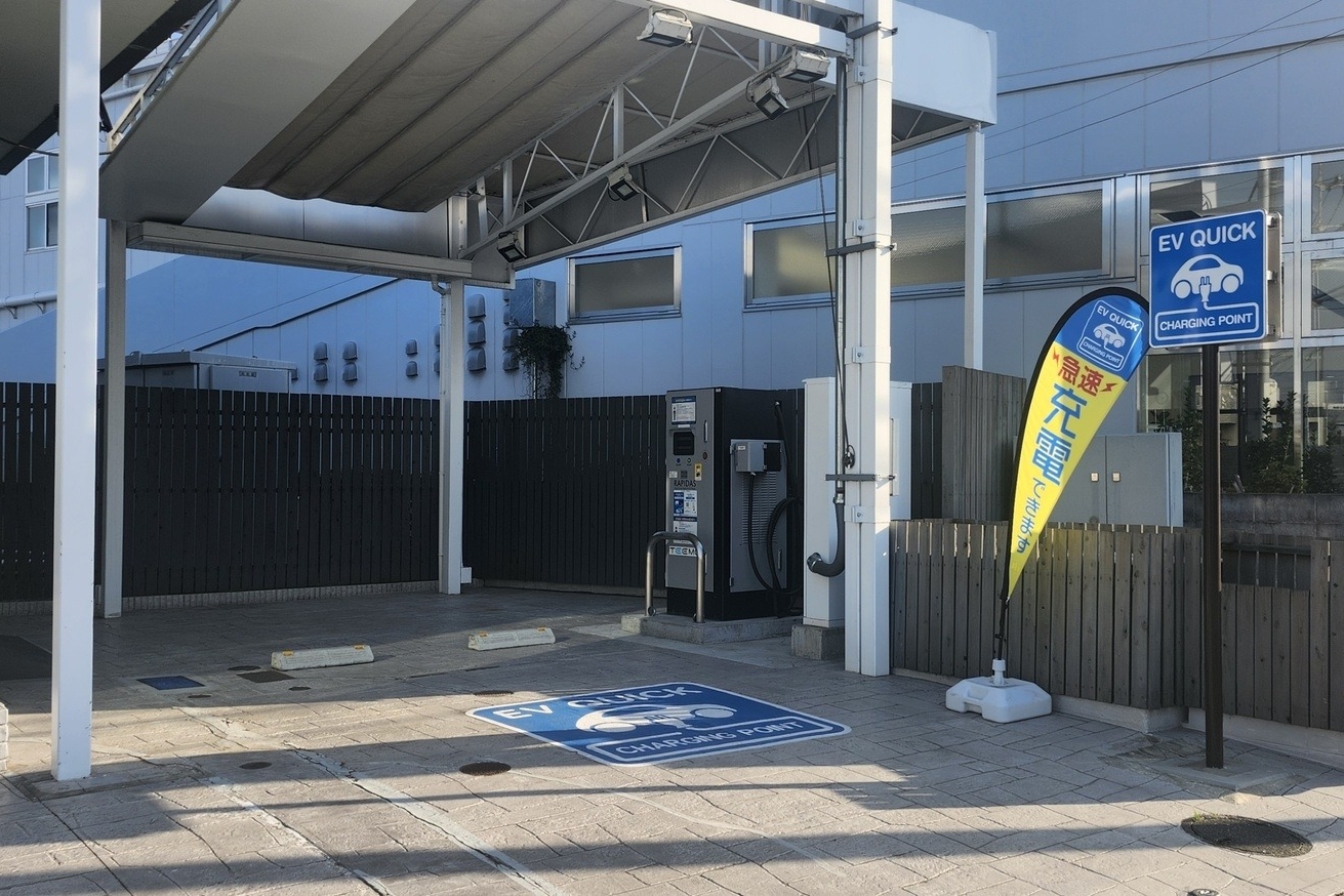 NEW戸塚店急速充電器