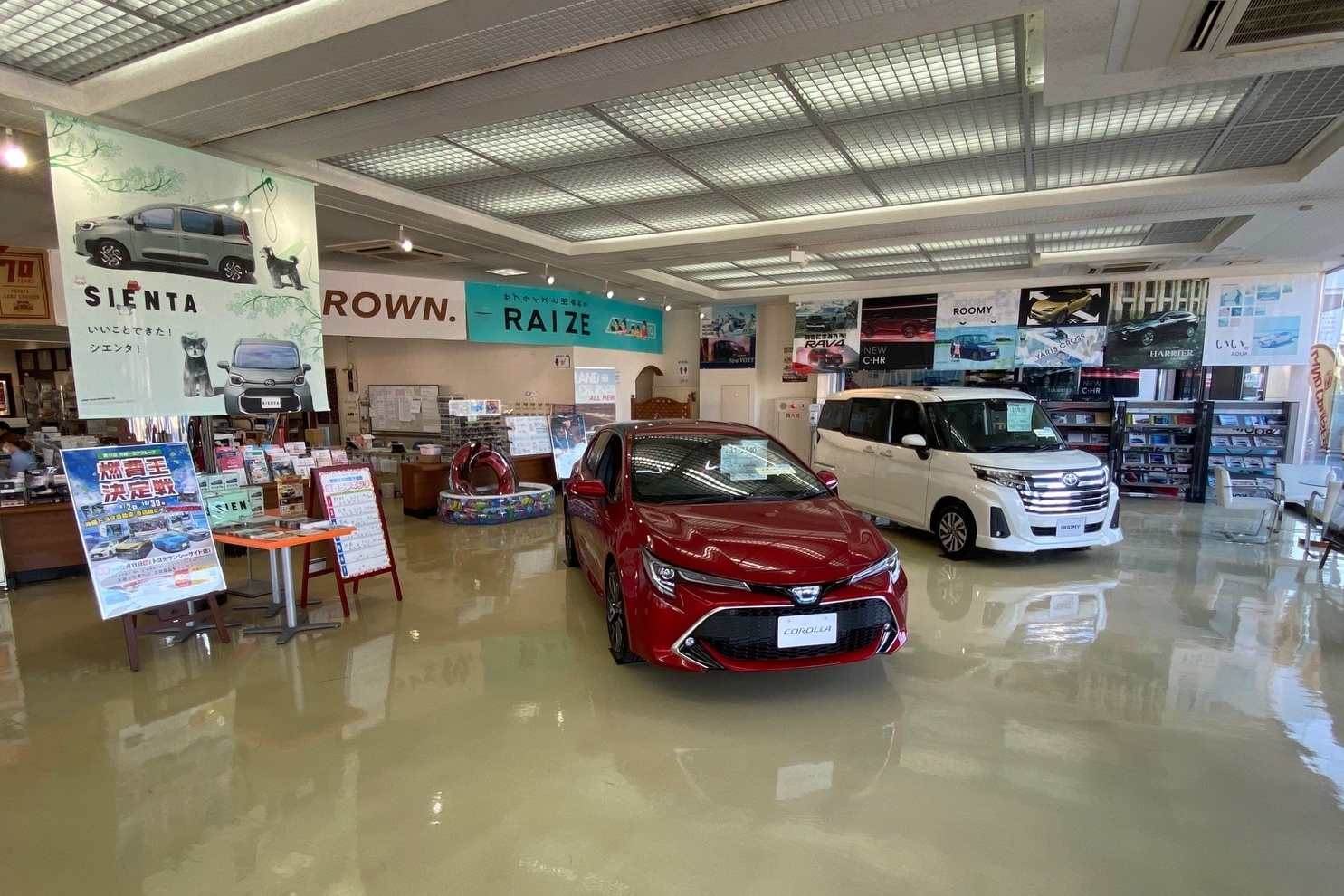 トヨタウン美浜店　ショールーム全景②