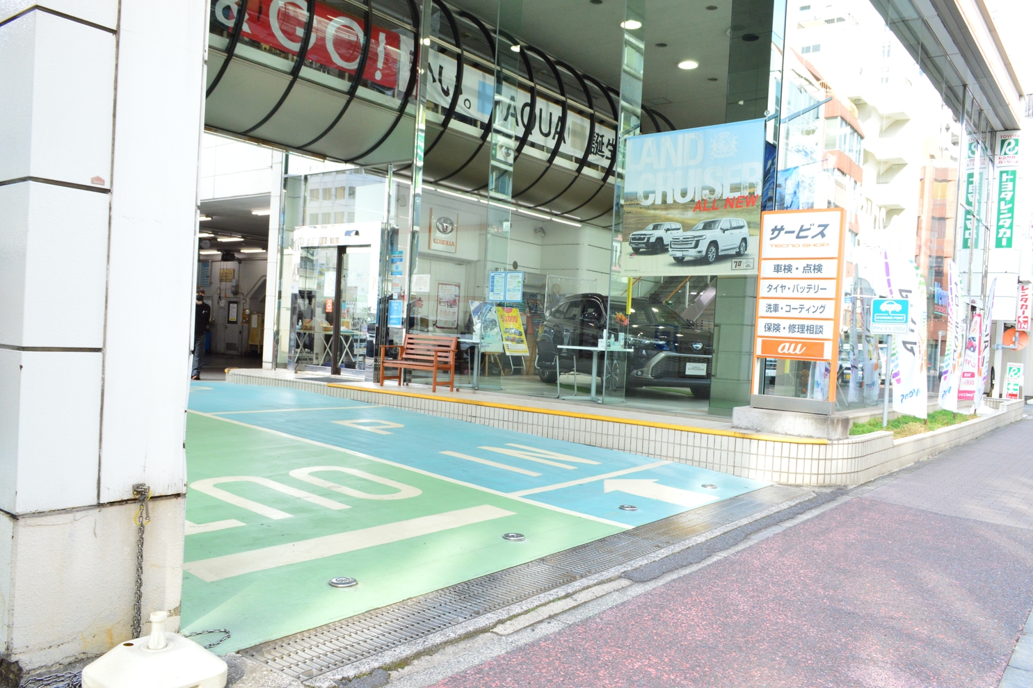 カローラ神奈川関内店、店舗外観、ショールーム、入口付近、出入り口