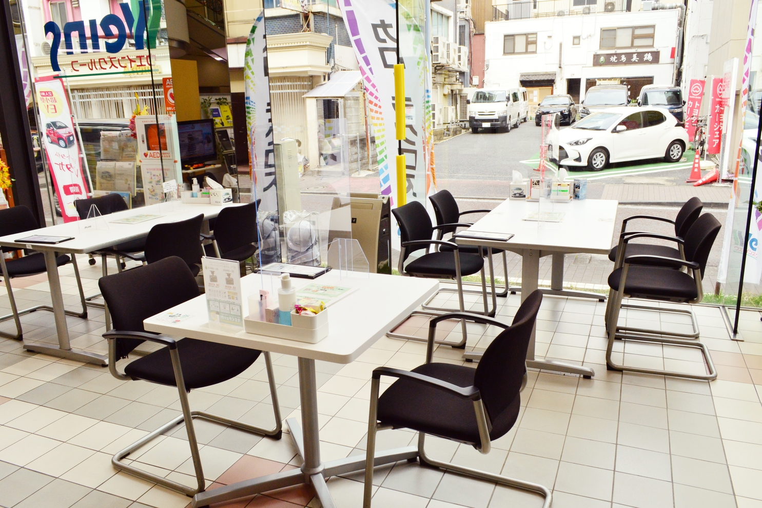 カローラ神奈川関内店、ショールーム、店内、商談スペース、テーブル席、