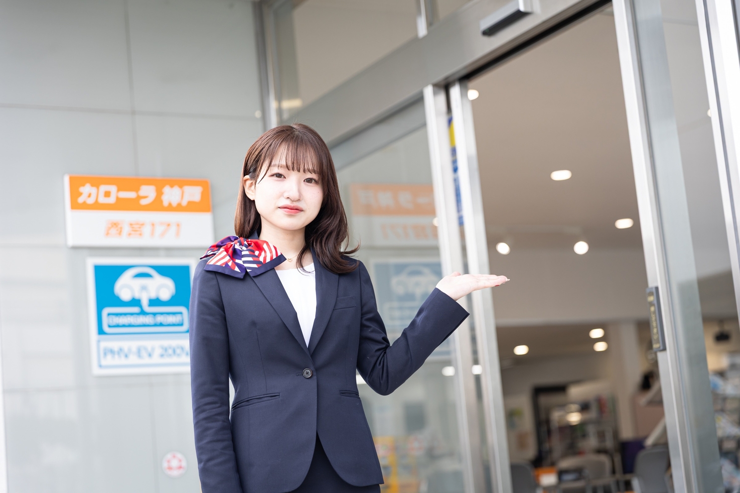 10西宮171店スタッフ働く風景s写真 (6)